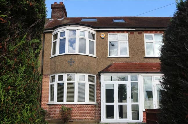 Spacious Room for Rent in 3-Bed Shared House –En1 Main Photo