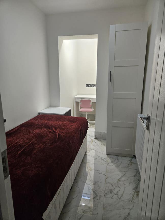 One Single Bedroom to Rent Main Photo