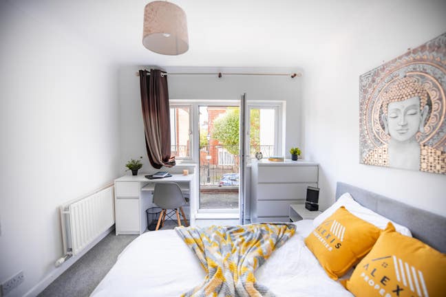 *Large En-Suite Room- with a Private Balcony*  Main Photo