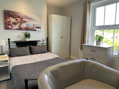 Furnished Room in Stoke Road - Near Train Station Main Photo
