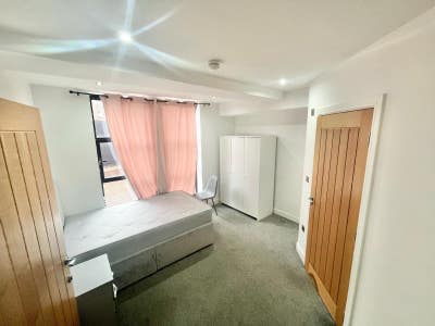 ✨Modern Ensuite Room in Stylish 5-Bed / Bills INC Main Photo