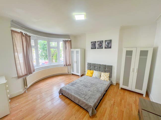 Bright Double Room | All Bills Included Main Photo