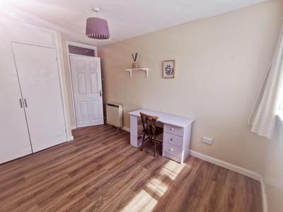 Spacious double room available in 3 bedroom house Main Photo