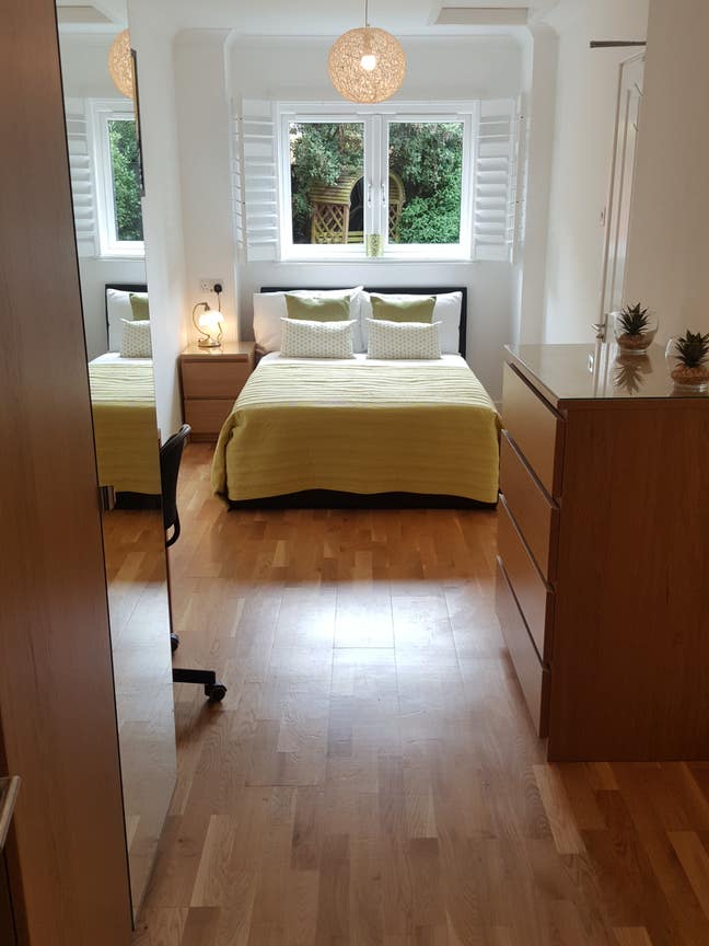  1 double ensuite room, parking, MPH 10min walk Main Photo