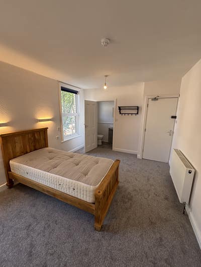Town Centre Room to Rent Main Photo