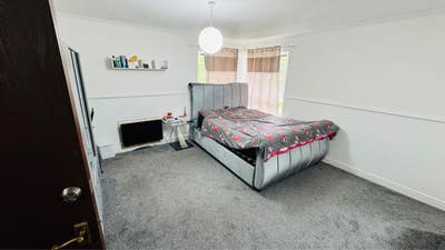 Spacious bedroom only 12 mins Away from city Main Photo