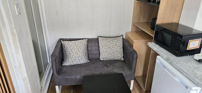 One Bed Flat Independently Located Ground Level. Main Photo