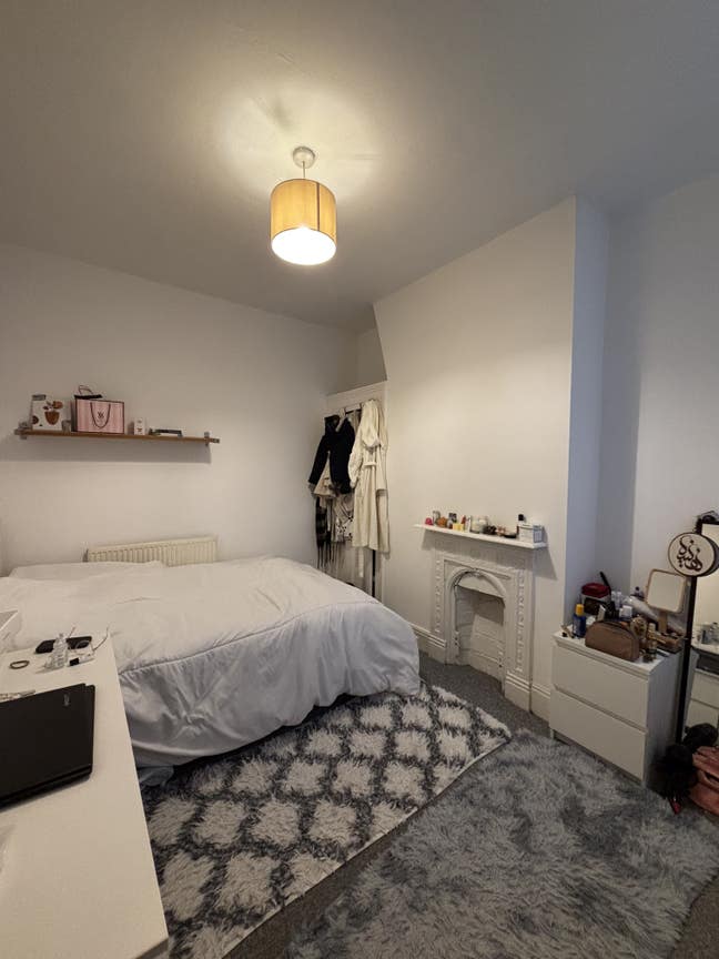 Bright Room in Friendly all-girls house! Main Photo