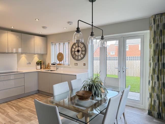 Spacious Furnished Double Room in Modern New Build Main Photo