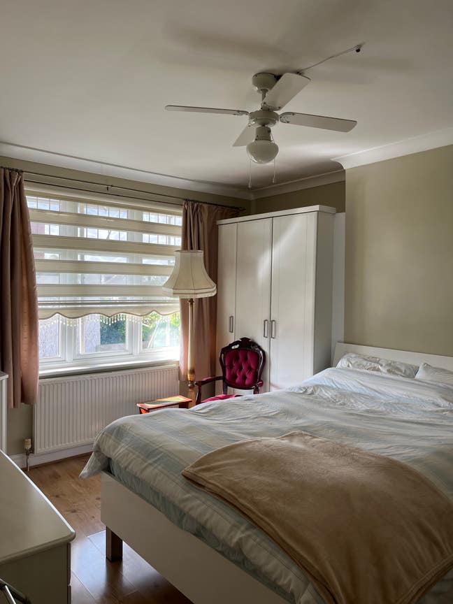 Quiet room with King size bed in a family home Main Photo