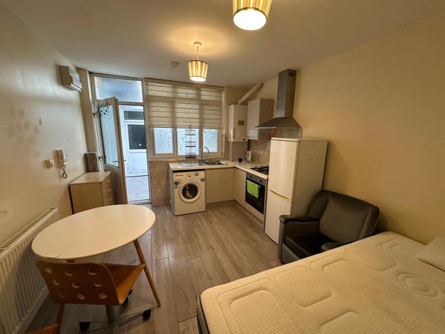 Studio Flat to Rent in Clapton Main Photo