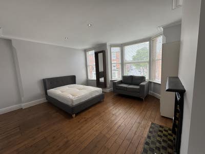 Large Furnished double rooms - all bills included Main Photo