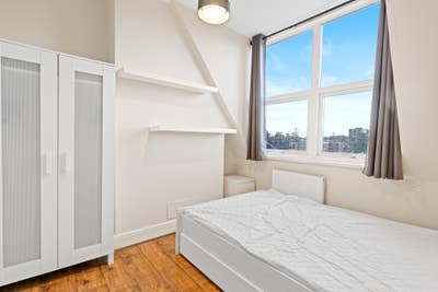 Double room, great links to Canary Wharf and City Main Photo