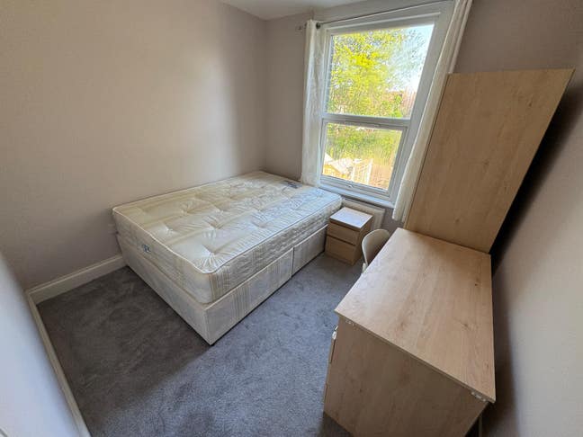 Double Room Available in 5-Bed House Main Photo