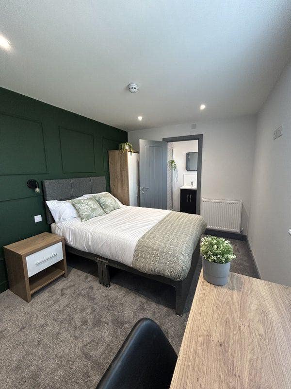 En Suite Room to Let All Bills inc &pound;700 Pcm  Main Photo