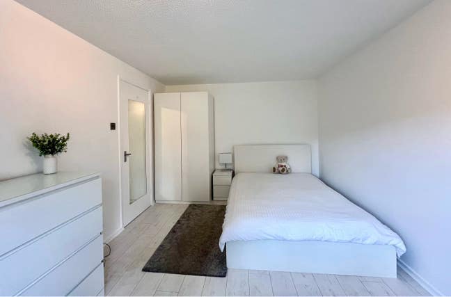 Spacious Double Room + Lounge, Wallington Home Main Photo