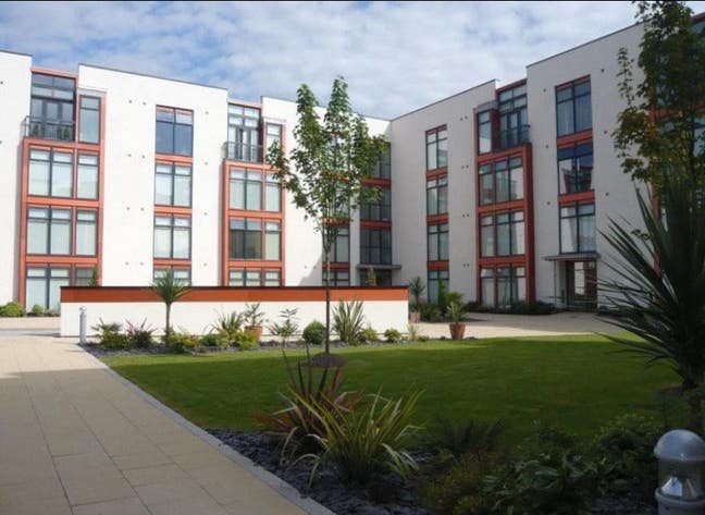 Ensuite double bed room in 2 bed 2 bath apartment  Main Photo