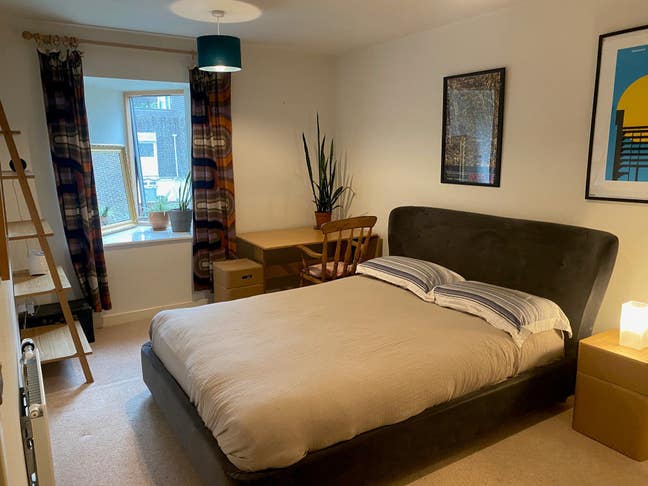 Large room with kingsize bed, desk & huge wardrobe Main Photo