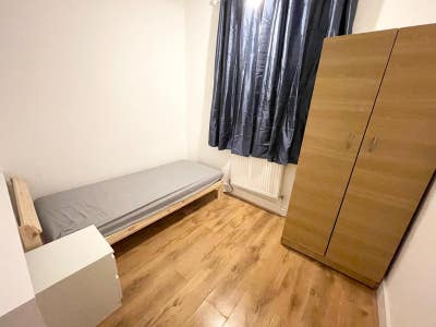 Newly Refurbished Double rooms in 5-bedroom shared Main Photo