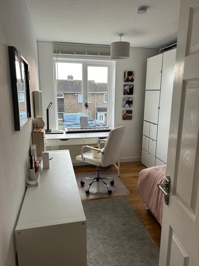 Bright room to let in bungalow Main Photo