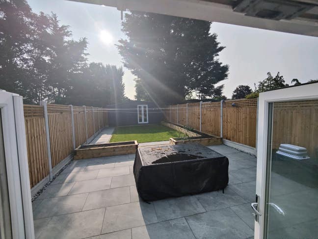 Double Room - bills included - furnished Main Photo