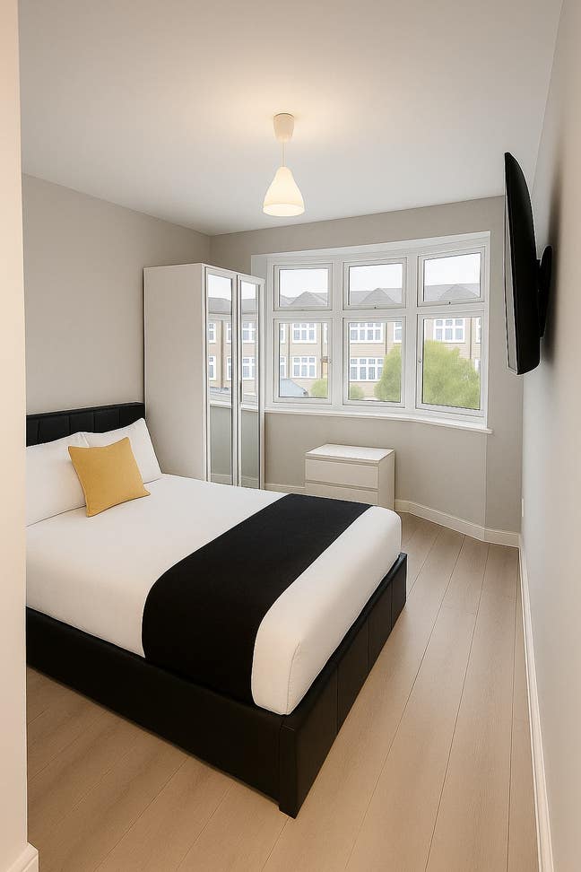 Newly refurbished, modern large house with garden Main Photo