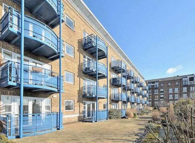 Riverside Huge Double Private Garden Access Main Photo