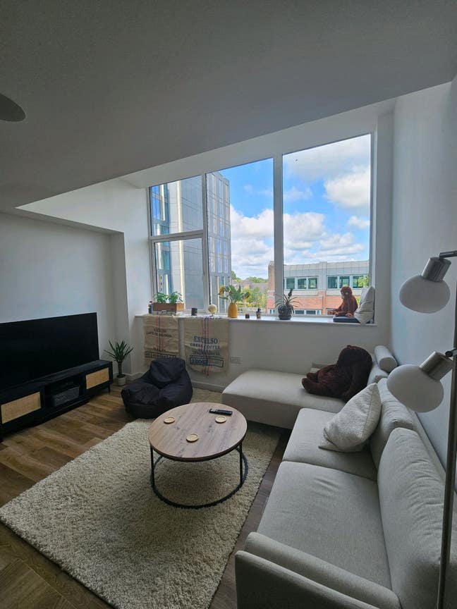 Ensuite Master Room - 5 Min walk to Woking Station Main Photo
