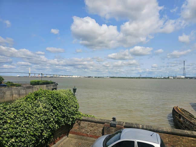 Large one bed flat, with River front view  Main Photo