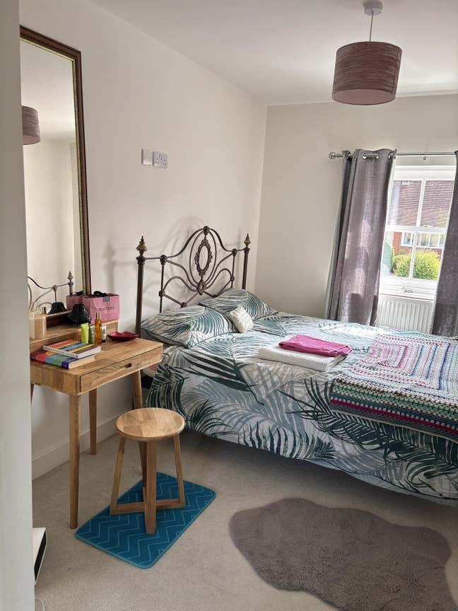 Bright Airy Double room - Quiet Neighbourhood  Main Photo