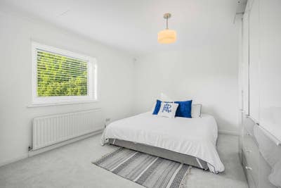 Modern Double Room Available for Professionals  Main Photo