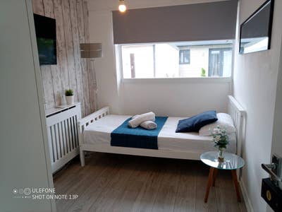 Lovely quiet room available  Main Photo