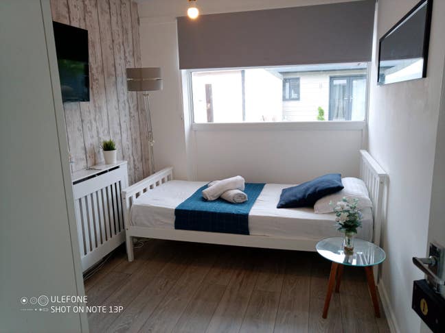 Lovely quiet room available  Main Photo