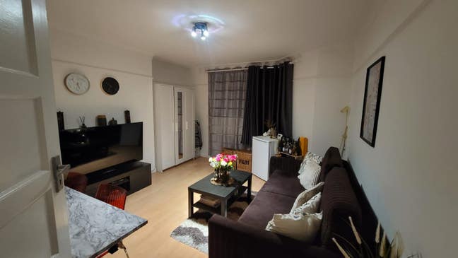 Room to rent in Shere flat, great location  Main Photo