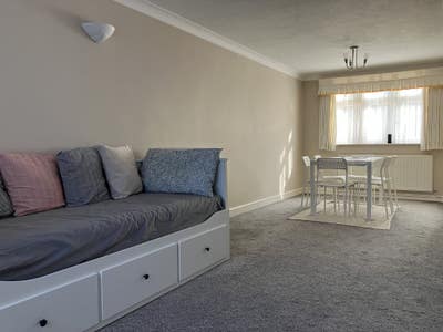 Bright Single Room - 3 Minutes from Plaistow Stn. Main Photo