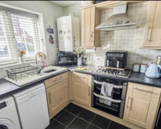 Modern clean house share  Main Photo