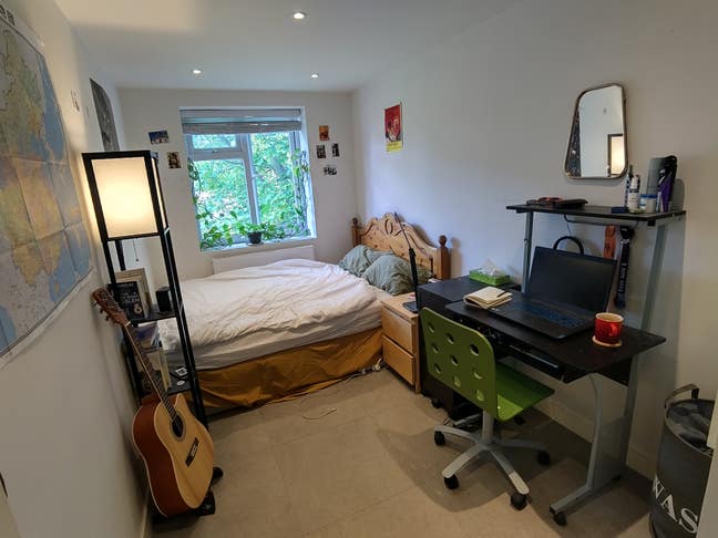 Bedroom in clean modern flat available Main Photo