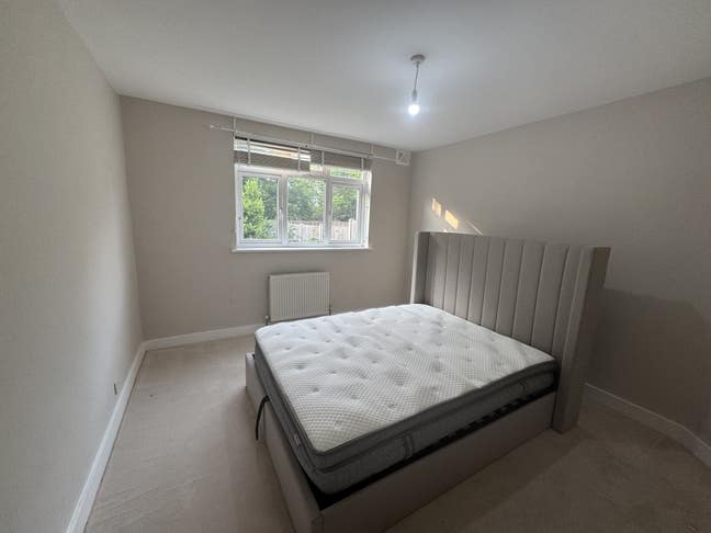 Double room for rent in Raynes Park Main Photo