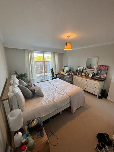 Lovely King-size Bedroom in Friendly flat share Main Photo