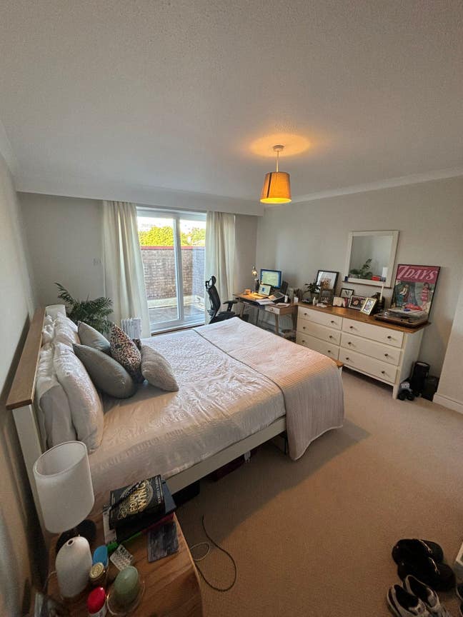 Lovely King-size Bedroom in Friendly flat share Main Photo