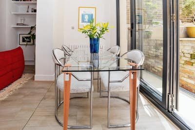 Modern, spacious two bedroom with garden Main Photo