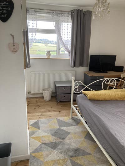 Large bedroom Main Photo