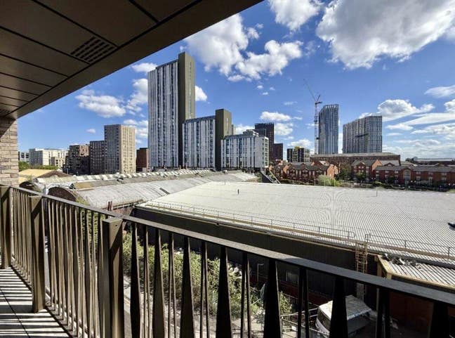 Luxury 2 Bed Apartment with Balcony Main Photo