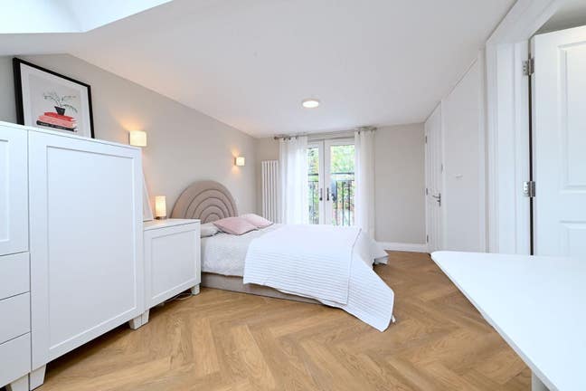 En suite room looking for female lodger  Main Photo