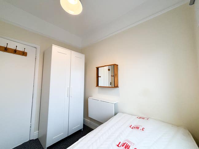 Double and Single Rooms Available Main Photo