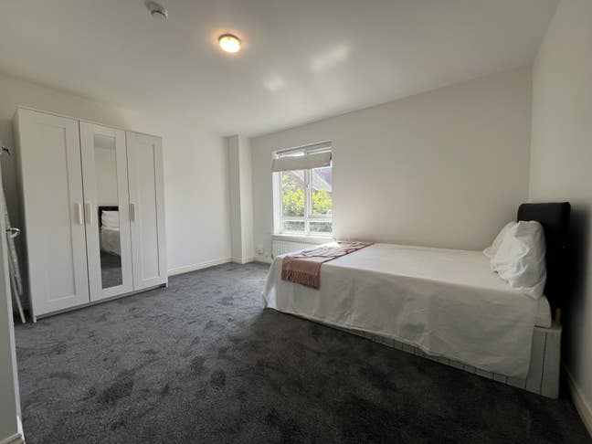 Large New en-suite room  Great Location Main Photo