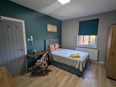 SUTTON Double Ensuite/Kitchenette Weekly Cleaner Main Photo