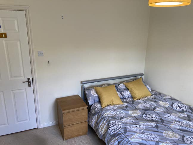 Double Bedroom in Detached House Main Photo
