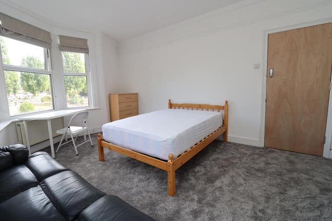 🏡 3 Rooms Available in a 4-Bed House – Willesden  Main Photo
