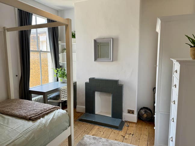 Good sized double room to rent in family house. Main Photo